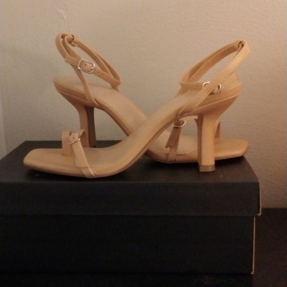 Abercrombie & Fitch strappy sandals